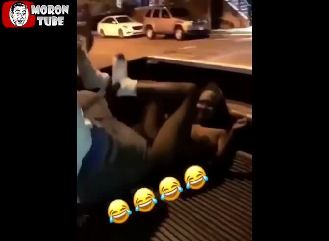 Video :This smell is unbearable!&rdquo; Her pussy cracks because it smells so bad